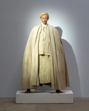 9m88 Instagram - Embodying Pasolini in Taipei!! 
因為 @chanelofficial 在18’有幸在曼谷與Tilda Swinton見一面之緣，她說楊德昌讓她知道台灣。不管她是否記得那段對話，她像山一般不會被撼動的專注氣場與一視同仁的親切感還是讓人非常驚艷。

《親愛的帕索里尼》是一種以理性與感性並行的方式，探究、體驗義大利導演Pier Paolo Pasolini電影裡的服裝archive。戴上每個角色的帽子，披上看得出歲月的袍，就像某種降靈會，你能看見角色的身體降落在Tilda眉宇之間。從此它不再是放在紙箱內的舊作，它又再次活了一遍。我想這就是archive展示的意義所在，我們用2024的眼睛，給自己一個機會思索服裝與文化與我們的關係。

7年前隨著小香帶領，見識到世界的藝術與服裝，今年謝謝香奈兒把世界的《親愛的帕索里尼》與Tilda帶來台灣🤍 附上最後一張18年沒有變的仙女與被泰國化妝師加泰多鼻影的我🥰

Since 2017, Chanel has taken me on an amazing journey through the world of fashion and art. And now, they’re bringing some of that magic to Taipei! Ty Fairy-Madame Tilda Swinton for blessing us with your enlightening performance. Perspectives have shifted ever since you took us on the trip of Embodying Pasolini. A glance at an archival costume can be scientific, but it can also be sensational and nostalgic! I love how versatile this art piece is. Thank you, thank you!