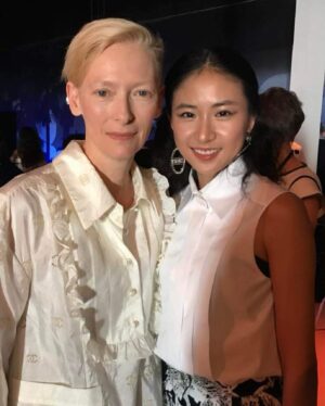 9m88 Instagram - Embodying Pasolini in Taipei!! 
因為 @chanelofficial 在18’有幸在曼谷與Tilda Swinton見一面之緣，她說楊德昌讓她知道台灣。不管她是否記得那段對話，她像山一般不會被撼動的專注氣場與一視同仁的親切感還是讓人非常驚艷。

《親愛的帕索里尼》是一種以理性與感性並行的方式，探究、體驗義大利導演Pier Paolo Pasolini電影裡的服裝archive。戴上每個角色的帽子，披上看得出歲月的袍，就像某種降靈會，你能看見角色的身體降落在Tilda眉宇之間。從此它不再是放在紙箱內的舊作，它又再次活了一遍。我想這就是archive展示的意義所在，我們用2024的眼睛，給自己一個機會思索服裝與文化與我們的關係。

7年前隨著小香帶領，見識到世界的藝術與服裝，今年謝謝香奈兒把世界的《親愛的帕索里尼》與Tilda帶來台灣🤍 附上最後一張18年沒有變的仙女與被泰國化妝師加泰多鼻影的我🥰

Since 2017, Chanel has taken me on an amazing journey through the world of fashion and art. And now, they’re bringing some of that magic to Taipei! Ty Fairy-Madame Tilda Swinton for blessing us with your enlightening performance. Perspectives have shifted ever since you took us on the trip of Embodying Pasolini. A glance at an archival costume can be scientific, but it can also be sensational and nostalgic! I love how versatile this art piece is. Thank you, thank you!