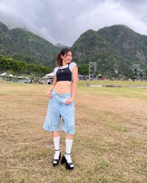 9m88 Instagram - 謝謝臺東月光海的邀請🌜⛰️Singing in the rain between mountains and ocean with the blessing of all kinds of deities was a blast🤲🏼💧
一上台就開始下大滴的愛情雨 在分不清楚是汗水還是雨水的狀態下 唱了一場隨遇而安興奮的演出❤️ 
謝謝聽我唱歌的大家 今天與男神女神們一起淋雨後應該都是得到山神保佑囉！