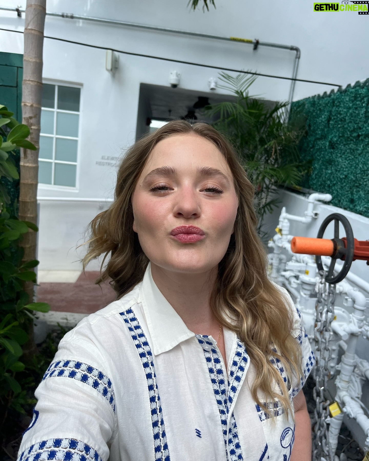 AJ Michalka - 5.4K Likes - Miami was a complete vibe 🌴