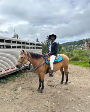 AJ Odudu Instagram - On a horse, your girl’s a natural! 🤠 A special cowgirl trip to Idaho. ✅✨