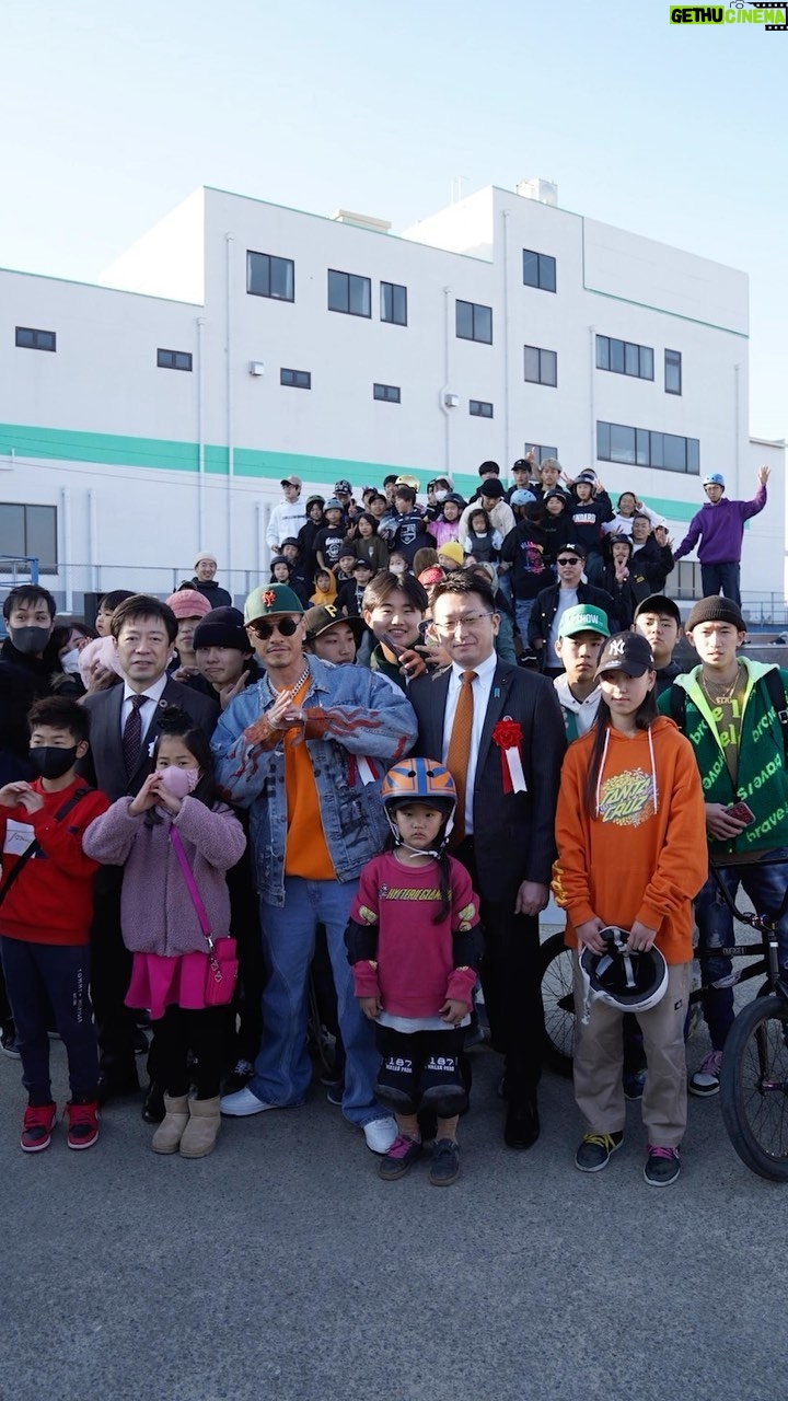 AK-69 - 23.8K Likes - 地元小牧にあるスケートパーク川西にジャンプランプを寄贈させて貰ったよ。
1通のDMから始まった話。
小牧市が作ってくれないなら俺が作って送ろうと。
近い将来ここからオリンピアンが現れることを願ってます。
#未来ある子供達にBET
#地方馬がダービーを制す
#地元に恩返し
#ExclusiveTokaiClub
#愛知 #小牧 #BMX #SK8 #AK69