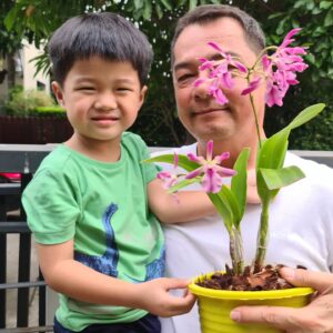 Aanan Boonnak Instagram - กล้วยไม้ลูกผสมทำเอง cattleya×Encyclia ให้ชื่อว่าอาธิ ดอกหอมครับ😃 #ดีเจอาธิ