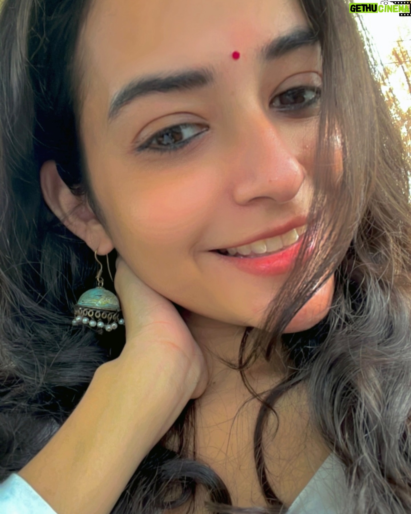 Aanchal Goswami - 1.8K Likes - Duniya ke liye mai chaahe kitni bhi kathin ho jaaun..
Tumhare liye mai wahi sehaj, saral ladki rahoongi.. jo tumhari ek nazar par apni duniya haar jaati hai ♥️🕊️