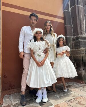 Aarón Díaz Instagram - 🕊️ La Primera Comunión… 
Erin, Regina, Mía, Santiago, Sebastián 
@realgirlstv & cousins First Comunión. 
Gracias Padre Lisandro @lisandroscarabino por cruzar el Océano para hacerles el regalo más hermoso a estos primitos! Gracias por hacer que todo sea posible siempre!💫
Gracias a nuestra familia y amig@s por acompañarnos… A las Madrinas preciosas! 🫠💫🙏🏻 Las amo! @martamartitagiuliano @changarrooous @hojasantaboutique Grazie Sempre! A chi accompagnano a Erin & Regi nei momenti più speciali @monnalisa_official Grazie! per questi abiti meravigliosi per questi angeli! 😇 
Tanto amore e Luce per tutti! 💫🕊️