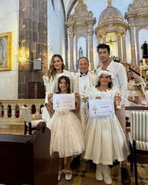 Aarón Díaz Instagram - 🕊️ La Primera Comunión… 
Erin, Regina, Mía, Santiago, Sebastián 
@realgirlstv & cousins First Comunión. 
Gracias Padre Lisandro @lisandroscarabino por cruzar el Océano para hacerles el regalo más hermoso a estos primitos! Gracias por hacer que todo sea posible siempre!💫
Gracias a nuestra familia y amig@s por acompañarnos… A las Madrinas preciosas! 🫠💫🙏🏻 Las amo! @martamartitagiuliano @changarrooous @hojasantaboutique Grazie Sempre! A chi accompagnano a Erin & Regi nei momenti più speciali @monnalisa_official Grazie! per questi abiti meravigliosi per questi angeli! 😇 
Tanto amore e Luce per tutti! 💫🕊️