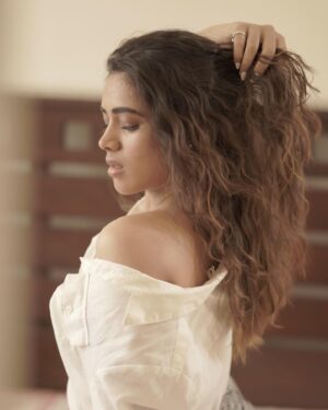 Aarthi Subash Instagram - 💨
.
Artist - @aarthisubash_official
Photographer - @camerasenthil
Makeup - @jeevithamakeupartistry
Shoot Organized by @rrajeshananda 

#aarthisubash #modellingphotoshoots #styling