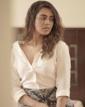 Aarthi Subash Instagram - 💨
.
Artist - @aarthisubash_official
Photographer - @camerasenthil
Makeup - @jeevithamakeupartistry
Shoot Organized by @rrajeshananda 

#aarthisubash #modellingphotoshoots #styling