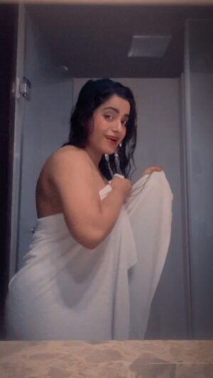 Aasma Sayed Instagram - U can nva Recreate the #ddlj WALA SCENE BUT #but tried ❤️🤪

#trending #trendingreels #explore #explorepage 

#viral #viralvideos #instagram #instagramreels 

#kajol #love #lovequotes #millionaire #quotes #🖤 

#loveyourself #foryou #foryoupage #ddlj❤️ #kajol #srk #oldisgold #bollywood #viral