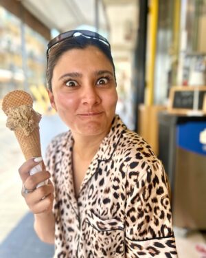 Aastha Gill Instagram - 📍Milano, Italy Dump! 🇮🇹 Visited Italy’s oldest active shopping mall. Legend has it that if you spin around with your heel on the bull’s mosaic- it brings good fortune 🔮 😋🤗

Last image is me after a good gelato! 🍦