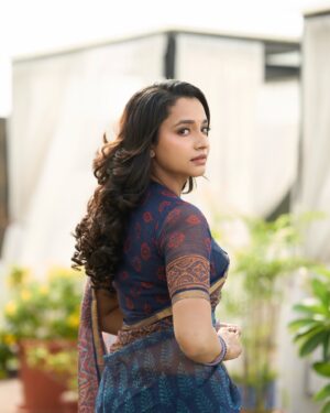 Abarnathi Instagram - 🔆🧿🔆

Paparazzi @frames_by_nithin 📸
MUA @makeup_by_aamirah 
Hairstylist @livin_style_makeover 
Costume @elegant_fashion_way 
Location @parkelanzachennai 

#saree #sareefashion #trending #og #makeup #fashionshoot 
#bollywood #hollywood #tollywood #kollywood #tamilactress #photoshoot #photooftheday #today #instalike #instagood #abarnathi #photoshoot