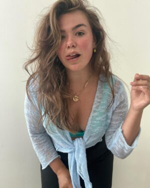 Abbey Hoes Instagram - Even een fotoshoot met jezelf in de keuken wanneer je haar alle kanten op staat moet kunnen toch?