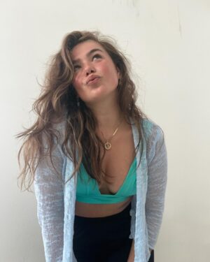 Abbey Hoes Instagram - Even een fotoshoot met jezelf in de keuken wanneer je haar alle kanten op staat moet kunnen toch?
