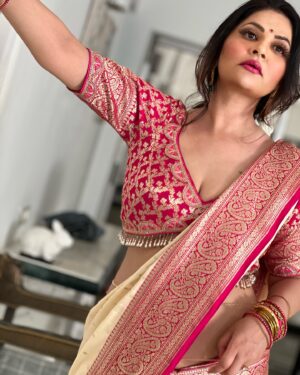 Abha Paul Instagram - Pink or Red ? 😁