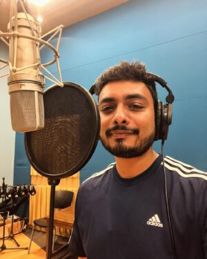 Abhay Jodhpurkar Instagram - Wrapped up a beautiful song recording yesterday for @prasad.sashte for a film directed by @ganeshacharyaa sir! 💙💜✨

Feels good to be back to the bay! Grateful. ✨