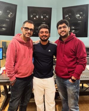 Abhay Jodhpurkar Instagram - Wrapped up a beautiful song recording yesterday for @prasad.sashte for a film directed by @ganeshacharyaa sir! 💙💜✨

Feels good to be back to the bay! Grateful. ✨