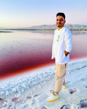 Abhay Jodhpurkar Instagram - Touchdown 🇺🇸✨
First day couldn’t have been better than this. 🩷🌅✨

PS. This pink salt lake is such a vibe! 🤌🏼