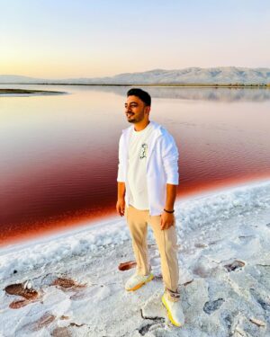 Abhay Jodhpurkar Instagram - Touchdown 🇺🇸✨
First day couldn’t have been better than this. 🩷🌅✨

PS. This pink salt lake is such a vibe! 🤌🏼