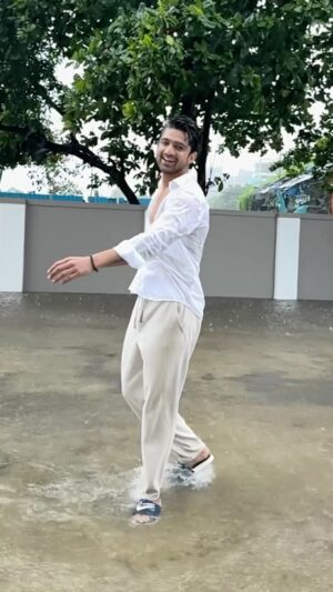 Abhishek Kumar Instagram - Is Barsaat Mein Lo Main Aa Gaya ♥️🥰☔️🌧️ 

#AbhishekKumar #AbhishekAvengers #AKParivaar