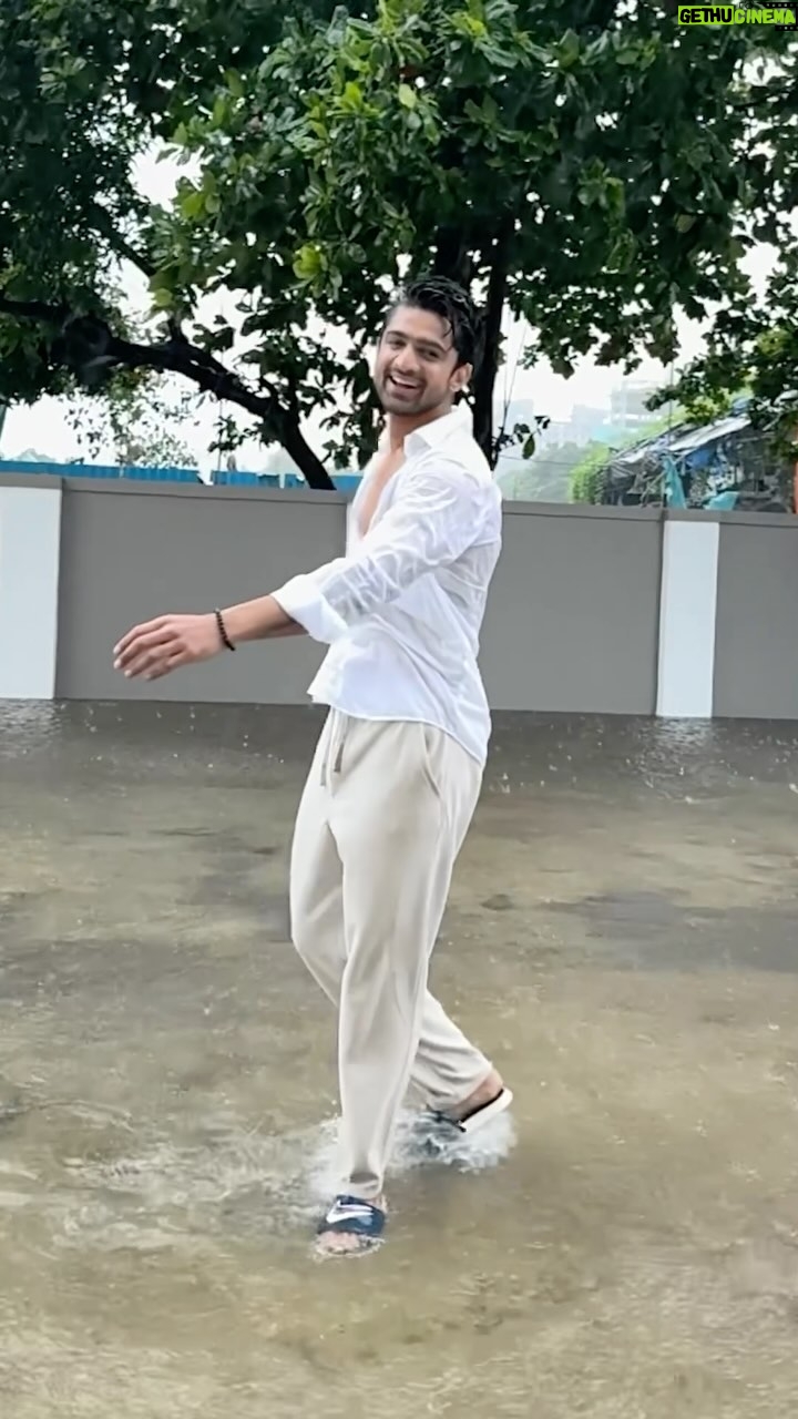 Abhishek Kumar - 404.9K Likes - Is Barsaat Mein Lo Main Aa Gaya ♥️🥰☔️🌧️
#AbhishekKumar #AbhishekAvengers #AKParivaar