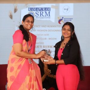 Abi Nakshathra Instagram - Thank you SRM University for inviting me..❤️❤️ A great day and fun filled experience.... And the Designer's runway is most creative in a different theme...❤️😘 'Style is a way to say who you are without having to speak'....😌❤️

Thank you @srmuniversityofficial 
@srmist.rmp