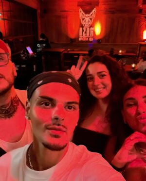 Abraham Mateo Instagram - Aquí entre show y show 👁️ Cómo va vuestro verano??