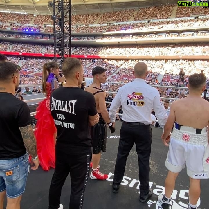 Abraham Mateo - 38.6K Likes - Hoy hace un año de este día histórico. Gracias @ibaillanos por hacerme sentir durante 3 semanas como Rocky Balboa 🥊😝
1. Aquí el momento de ganar que fue una puta locura… aun solo teniendo 3 semanas de preparación y todo en contra, lo conseguimos 💪🏼
2. Justo antes de subir al ring.
3. Con mi padree q tiene más flow q nadie!! 🔥 súper metío en la película desde el minuto 1 y me ayudó demasiado durante todo el proceso de la preparación de la pelea. Mi mano derecha. Nunca olvidaré los peazos d desayunos q me hacía y lo al milímetro que llevó todas mis cosas. Al ganar nos abrazamos como si no hubiera un mañana. Compartir eso juntos no tuvo precio. Grande mi pare ahí 🫶🏼 Y mi mare también pobrecita mia que aunque no salga en la foto, lo que sufrió viéndome pelear ese día fue algo increíble… lo pasó fatal… pero todas las comidas que me hacía me pusieron más fuerte q el vinagre la verdad 🤣 sin eso he de decir que no hubiese ganao ni de coña…🙄 xdd
4. Posando junto a la mayor victoria que me he llevado jamás. Gracias por haber sido mis buenas noches y mis buenos días con una sonrisa durante esas 3 semanas tan intensas y por confiar en mi desde el primer día… aguantando mis nervios, mis cambios de humor, mis altibajos y estando presente en cada entrenamiento. Nunca fallas. Te amo baby 🤍
5. Con el equipo que me llevó a conseguir ese cinturón que parecía un reto imposible.
6. Charla pre combate
7. Entrevista post combate
8. Con mi mentor… 🙏🏼 Tu movías el joystick y yo solo te hice caso en todo. Gracias por la entrega y por darme no solo una victoria… sino una dosis de disciplina y aprendizaje que me llevo para toda la vida. Gracias @javierpardo.tbc
9. Comidita y piscinita con todo el equipo en mi casa antes de salir para el estadio 💪🏼
10. SE ACABÓ LA PELEA… GANAMOS… A DORMIR Q MAÑANA HAY SHOW EN MÁLAGA 🤣🤣🤘🏼🤘🏼🤘🏼