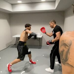 Abraham Mateo Instagram - Hoy hace un año de este día histórico. Gracias @ibaillanos por hacerme sentir durante 3 semanas como Rocky Balboa 🥊😝

1. Aquí el momento de ganar que fue una puta locura… aun solo teniendo 3 semanas de preparación y todo en contra, lo conseguimos 💪🏼 

2. Justo antes de subir al ring. 

3. Con mi padree q tiene más flow q nadie!! 🔥 súper metío en la película desde el minuto 1 y me ayudó demasiado durante todo el proceso de la preparación de la pelea. Mi mano derecha. Nunca olvidaré los peazos d desayunos q me hacía y lo al milímetro que llevó todas mis cosas. Al ganar nos abrazamos como si no hubiera un mañana. Compartir eso juntos no tuvo precio. Grande mi pare ahí 🫶🏼 Y mi mare también pobrecita mia que aunque no salga en la foto, lo que sufrió viéndome pelear ese día fue algo increíble… lo pasó fatal… pero todas las comidas que me hacía me pusieron más fuerte q el vinagre la verdad 🤣 sin eso he de decir que no hubiese ganao ni de coña…🙄 xdd 

4. Posando junto a la mayor victoria que me he llevado jamás. Gracias por haber sido mis buenas noches y mis buenos días con una sonrisa durante esas 3 semanas tan intensas y por confiar en mi desde el primer día… aguantando mis nervios, mis cambios de humor, mis altibajos y estando presente en cada entrenamiento. Nunca fallas. Te amo baby 🤍

5. Con el equipo que me llevó a conseguir ese cinturón que parecía un reto imposible. 

6. Charla pre combate 

7. Entrevista post combate 

8. Con mi mentor… 🙏🏼 Tu movías el joystick y yo solo te hice caso en todo. Gracias por la entrega y por darme no solo una victoria… sino una dosis de disciplina y aprendizaje que me llevo para toda la vida. Gracias @javierpardo.tbc 

9. Comidita y piscinita con todo el equipo en mi casa antes de salir para el estadio 💪🏼

10. SE ACABÓ LA PELEA… GANAMOS… A DORMIR Q MAÑANA HAY SHOW EN MÁLAGA 🤣🤣🤘🏼🤘🏼🤘🏼