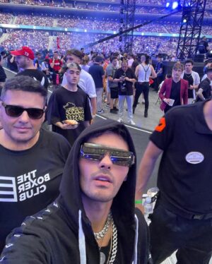 Abraham Mateo Instagram - Hoy hace un año de este día histórico. Gracias @ibaillanos por hacerme sentir durante 3 semanas como Rocky Balboa 🥊😝

1. Aquí el momento de ganar que fue una puta locura… aun solo teniendo 3 semanas de preparación y todo en contra, lo conseguimos 💪🏼 

2. Justo antes de subir al ring. 

3. Con mi padree q tiene más flow q nadie!! 🔥 súper metío en la película desde el minuto 1 y me ayudó demasiado durante todo el proceso de la preparación de la pelea. Mi mano derecha. Nunca olvidaré los peazos d desayunos q me hacía y lo al milímetro que llevó todas mis cosas. Al ganar nos abrazamos como si no hubiera un mañana. Compartir eso juntos no tuvo precio. Grande mi pare ahí 🫶🏼 Y mi mare también pobrecita mia que aunque no salga en la foto, lo que sufrió viéndome pelear ese día fue algo increíble… lo pasó fatal… pero todas las comidas que me hacía me pusieron más fuerte q el vinagre la verdad 🤣 sin eso he de decir que no hubiese ganao ni de coña…🙄 xdd 

4. Posando junto a la mayor victoria que me he llevado jamás. Gracias por haber sido mis buenas noches y mis buenos días con una sonrisa durante esas 3 semanas tan intensas y por confiar en mi desde el primer día… aguantando mis nervios, mis cambios de humor, mis altibajos y estando presente en cada entrenamiento. Nunca fallas. Te amo baby 🤍

5. Con el equipo que me llevó a conseguir ese cinturón que parecía un reto imposible. 

6. Charla pre combate 

7. Entrevista post combate 

8. Con mi mentor… 🙏🏼 Tu movías el joystick y yo solo te hice caso en todo. Gracias por la entrega y por darme no solo una victoria… sino una dosis de disciplina y aprendizaje que me llevo para toda la vida. Gracias @javierpardo.tbc 

9. Comidita y piscinita con todo el equipo en mi casa antes de salir para el estadio 💪🏼

10. SE ACABÓ LA PELEA… GANAMOS… A DORMIR Q MAÑANA HAY SHOW EN MÁLAGA 🤣🤣🤘🏼🤘🏼🤘🏼