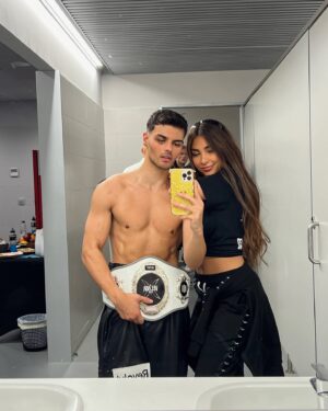 Abraham Mateo Instagram - Hoy hace un año de este día histórico. Gracias @ibaillanos por hacerme sentir durante 3 semanas como Rocky Balboa 🥊😝

1. Aquí el momento de ganar que fue una puta locura… aun solo teniendo 3 semanas de preparación y todo en contra, lo conseguimos 💪🏼 

2. Justo antes de subir al ring. 

3. Con mi padree q tiene más flow q nadie!! 🔥 súper metío en la película desde el minuto 1 y me ayudó demasiado durante todo el proceso de la preparación de la pelea. Mi mano derecha. Nunca olvidaré los peazos d desayunos q me hacía y lo al milímetro que llevó todas mis cosas. Al ganar nos abrazamos como si no hubiera un mañana. Compartir eso juntos no tuvo precio. Grande mi pare ahí 🫶🏼 Y mi mare también pobrecita mia que aunque no salga en la foto, lo que sufrió viéndome pelear ese día fue algo increíble… lo pasó fatal… pero todas las comidas que me hacía me pusieron más fuerte q el vinagre la verdad 🤣 sin eso he de decir que no hubiese ganao ni de coña…🙄 xdd 

4. Posando junto a la mayor victoria que me he llevado jamás. Gracias por haber sido mis buenas noches y mis buenos días con una sonrisa durante esas 3 semanas tan intensas y por confiar en mi desde el primer día… aguantando mis nervios, mis cambios de humor, mis altibajos y estando presente en cada entrenamiento. Nunca fallas. Te amo baby 🤍

5. Con el equipo que me llevó a conseguir ese cinturón que parecía un reto imposible. 

6. Charla pre combate 

7. Entrevista post combate 

8. Con mi mentor… 🙏🏼 Tu movías el joystick y yo solo te hice caso en todo. Gracias por la entrega y por darme no solo una victoria… sino una dosis de disciplina y aprendizaje que me llevo para toda la vida. Gracias @javierpardo.tbc 

9. Comidita y piscinita con todo el equipo en mi casa antes de salir para el estadio 💪🏼

10. SE ACABÓ LA PELEA… GANAMOS… A DORMIR Q MAÑANA HAY SHOW EN MÁLAGA 🤣🤣🤘🏼🤘🏼🤘🏼