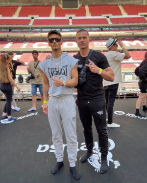 Abraham Mateo Instagram - Hoy hace un año de este día histórico. Gracias @ibaillanos por hacerme sentir durante 3 semanas como Rocky Balboa 🥊😝

1. Aquí el momento de ganar que fue una puta locura… aun solo teniendo 3 semanas de preparación y todo en contra, lo conseguimos 💪🏼 

2. Justo antes de subir al ring. 

3. Con mi padree q tiene más flow q nadie!! 🔥 súper metío en la película desde el minuto 1 y me ayudó demasiado durante todo el proceso de la preparación de la pelea. Mi mano derecha. Nunca olvidaré los peazos d desayunos q me hacía y lo al milímetro que llevó todas mis cosas. Al ganar nos abrazamos como si no hubiera un mañana. Compartir eso juntos no tuvo precio. Grande mi pare ahí 🫶🏼 Y mi mare también pobrecita mia que aunque no salga en la foto, lo que sufrió viéndome pelear ese día fue algo increíble… lo pasó fatal… pero todas las comidas que me hacía me pusieron más fuerte q el vinagre la verdad 🤣 sin eso he de decir que no hubiese ganao ni de coña…🙄 xdd 

4. Posando junto a la mayor victoria que me he llevado jamás. Gracias por haber sido mis buenas noches y mis buenos días con una sonrisa durante esas 3 semanas tan intensas y por confiar en mi desde el primer día… aguantando mis nervios, mis cambios de humor, mis altibajos y estando presente en cada entrenamiento. Nunca fallas. Te amo baby 🤍

5. Con el equipo que me llevó a conseguir ese cinturón que parecía un reto imposible. 

6. Charla pre combate 

7. Entrevista post combate 

8. Con mi mentor… 🙏🏼 Tu movías el joystick y yo solo te hice caso en todo. Gracias por la entrega y por darme no solo una victoria… sino una dosis de disciplina y aprendizaje que me llevo para toda la vida. Gracias @javierpardo.tbc 

9. Comidita y piscinita con todo el equipo en mi casa antes de salir para el estadio 💪🏼

10. SE ACABÓ LA PELEA… GANAMOS… A DORMIR Q MAÑANA HAY SHOW EN MÁLAGA 🤣🤣🤘🏼🤘🏼🤘🏼