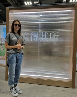 Ada Pan Instagram - 😊
上週，我受邀去參觀國際教育博覽會中的以『保育領路，願生命適得其所』主題展覽。這場展覽是由挺挺動物應援團策劃主辦，挺挺邀請了17個保育夥伴，展覽主旨希望透過教育和互動，向大眾傳遞野生動物保育的重要知識。

展覽中，最令我印象深刻的是對瀕臨絕種穿山甲的保育工作。多年來，穿山甲因人類貪婪和醫療迷信的獵殺，使全球的穿山甲數量急劇下降，中華穿山甲幾乎面臨絕種危機。近年來保育法規的建立、以及在保育單位與研究人員投入大量努力下，台灣的穿山甲族群正在逐步復甦，成為此物種全球保育的希望，這讓人感到無比振奮和驕傲！

然而，現在穿山甲保育面臨新的威脅，那就是流浪狗的攻擊。許多保育中的穿山甲被攻擊後，尾巴幾乎都受損，穿山甲斷尾是一個非常嚴重的問題，因為穿山甲就是靠尾巴育幼讓小baby依附，一但斷尾恐怕無法繁殖下一代。野生動物的棲息地遭到破壞和其他物種的入侵，也增加了牠們面臨危險的機會。要解決這些問題，首先需要恢復生態的自然平衡，特別是要處理好流浪狗的問題！一但談論到這個部份，要牽涉的部份、細節就好多好多、好困難…，因為流浪狗問題從來都不是狗的問題，都是人的問題。

除了穿山甲外，台灣唯一僅存的原生種貓科動物“石虎”，曾經遍佈台灣，目前卻只剩約500隻。而石虎的威脅主要來自棲息環境的大量流失，投入石虎研究超過20年的陳美汀博士告訴我說，面臨著各種生存威脅的石虎，即使可以迅速的爬到犬隻無法爬上的樹木，卻一樣逃不過遊蕩犬的攻擊。

台灣目前仍有10多萬遊蕩犬與許多遊蕩貓，近年來政府與許多團體也不斷推動認養，我也認為認養很棒！認養、不棄養、不放養，落實飼主責任，讓每一隻狗狗貓咪都能有人為牠們負起完全責任，當所有犬貓都能回歸到我們人的照顧與管領，不讓牠們流浪在外受苦，原來這樣不只是對犬貓好，還能夠幫助到野生動物！！

挺挺動物的召集人劉偉蘋說：『善良必須搭配知識，善良才有對外幫助他者的力量。』我非常認同 ! 分享給愛動物的大家。

#願生命皆能適得其所 #適得其所
#百靈佳殷格翰 #挺挺動物應援團