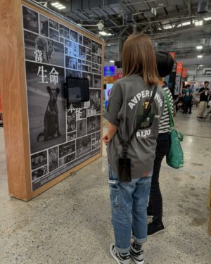 Ada Pan Instagram - 😊
上週，我受邀去參觀國際教育博覽會中的以『保育領路，願生命適得其所』主題展覽。這場展覽是由挺挺動物應援團策劃主辦，挺挺邀請了17個保育夥伴，展覽主旨希望透過教育和互動，向大眾傳遞野生動物保育的重要知識。

展覽中，最令我印象深刻的是對瀕臨絕種穿山甲的保育工作。多年來，穿山甲因人類貪婪和醫療迷信的獵殺，使全球的穿山甲數量急劇下降，中華穿山甲幾乎面臨絕種危機。近年來保育法規的建立、以及在保育單位與研究人員投入大量努力下，台灣的穿山甲族群正在逐步復甦，成為此物種全球保育的希望，這讓人感到無比振奮和驕傲！

然而，現在穿山甲保育面臨新的威脅，那就是流浪狗的攻擊。許多保育中的穿山甲被攻擊後，尾巴幾乎都受損，穿山甲斷尾是一個非常嚴重的問題，因為穿山甲就是靠尾巴育幼讓小baby依附，一但斷尾恐怕無法繁殖下一代。野生動物的棲息地遭到破壞和其他物種的入侵，也增加了牠們面臨危險的機會。要解決這些問題，首先需要恢復生態的自然平衡，特別是要處理好流浪狗的問題！一但談論到這個部份，要牽涉的部份、細節就好多好多、好困難…，因為流浪狗問題從來都不是狗的問題，都是人的問題。

除了穿山甲外，台灣唯一僅存的原生種貓科動物“石虎”，曾經遍佈台灣，目前卻只剩約500隻。而石虎的威脅主要來自棲息環境的大量流失，投入石虎研究超過20年的陳美汀博士告訴我說，面臨著各種生存威脅的石虎，即使可以迅速的爬到犬隻無法爬上的樹木，卻一樣逃不過遊蕩犬的攻擊。

台灣目前仍有10多萬遊蕩犬與許多遊蕩貓，近年來政府與許多團體也不斷推動認養，我也認為認養很棒！認養、不棄養、不放養，落實飼主責任，讓每一隻狗狗貓咪都能有人為牠們負起完全責任，當所有犬貓都能回歸到我們人的照顧與管領，不讓牠們流浪在外受苦，原來這樣不只是對犬貓好，還能夠幫助到野生動物！！

挺挺動物的召集人劉偉蘋說：『善良必須搭配知識，善良才有對外幫助他者的力量。』我非常認同 ! 分享給愛動物的大家。

#願生命皆能適得其所 #適得其所
#百靈佳殷格翰 #挺挺動物應援團