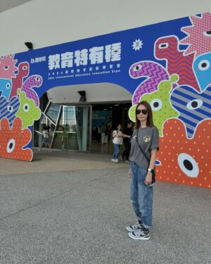 Ada Pan Instagram - 😊
上週，我受邀去參觀國際教育博覽會中的以『保育領路，願生命適得其所』主題展覽。這場展覽是由挺挺動物應援團策劃主辦，挺挺邀請了17個保育夥伴，展覽主旨希望透過教育和互動，向大眾傳遞野生動物保育的重要知識。

展覽中，最令我印象深刻的是對瀕臨絕種穿山甲的保育工作。多年來，穿山甲因人類貪婪和醫療迷信的獵殺，使全球的穿山甲數量急劇下降，中華穿山甲幾乎面臨絕種危機。近年來保育法規的建立、以及在保育單位與研究人員投入大量努力下，台灣的穿山甲族群正在逐步復甦，成為此物種全球保育的希望，這讓人感到無比振奮和驕傲！

然而，現在穿山甲保育面臨新的威脅，那就是流浪狗的攻擊。許多保育中的穿山甲被攻擊後，尾巴幾乎都受損，穿山甲斷尾是一個非常嚴重的問題，因為穿山甲就是靠尾巴育幼讓小baby依附，一但斷尾恐怕無法繁殖下一代。野生動物的棲息地遭到破壞和其他物種的入侵，也增加了牠們面臨危險的機會。要解決這些問題，首先需要恢復生態的自然平衡，特別是要處理好流浪狗的問題！一但談論到這個部份，要牽涉的部份、細節就好多好多、好困難…，因為流浪狗問題從來都不是狗的問題，都是人的問題。

除了穿山甲外，台灣唯一僅存的原生種貓科動物“石虎”，曾經遍佈台灣，目前卻只剩約500隻。而石虎的威脅主要來自棲息環境的大量流失，投入石虎研究超過20年的陳美汀博士告訴我說，面臨著各種生存威脅的石虎，即使可以迅速的爬到犬隻無法爬上的樹木，卻一樣逃不過遊蕩犬的攻擊。

台灣目前仍有10多萬遊蕩犬與許多遊蕩貓，近年來政府與許多團體也不斷推動認養，我也認為認養很棒！認養、不棄養、不放養，落實飼主責任，讓每一隻狗狗貓咪都能有人為牠們負起完全責任，當所有犬貓都能回歸到我們人的照顧與管領，不讓牠們流浪在外受苦，原來這樣不只是對犬貓好，還能夠幫助到野生動物！！

挺挺動物的召集人劉偉蘋說：『善良必須搭配知識，善良才有對外幫助他者的力量。』我非常認同 ! 分享給愛動物的大家。

#願生命皆能適得其所 #適得其所
#百靈佳殷格翰 #挺挺動物應援團