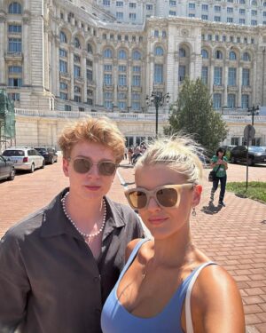 Adam Mišík Instagram - 1) Trocha megalomanské architektury 
2) 0:2 dobrý den 
3) Policejní eskorta 
4) Oblíbená kavárna Adndrew Tata
5) 12 hráč 🙌🏻
6) Teď si už vždycky při odletu musím koupit alespoň hrníček 
7) Legend
8) Nejoblíbenější večerka Andrew Tata

Děkujeme @acsparta_cz za nezapomenutelný zážitek. 🇷🇴