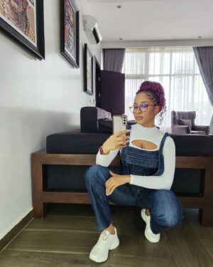 Adesua Etomi-Wellington Instagram - How I showed up to Zaiah's PTC earlier today.
I took this photo and I said to myself ....'My Gen Z babies will be proud'.🤭🤭🤭

Shoutout to my guyest guy @nazonuzo for my dungarees 🫡