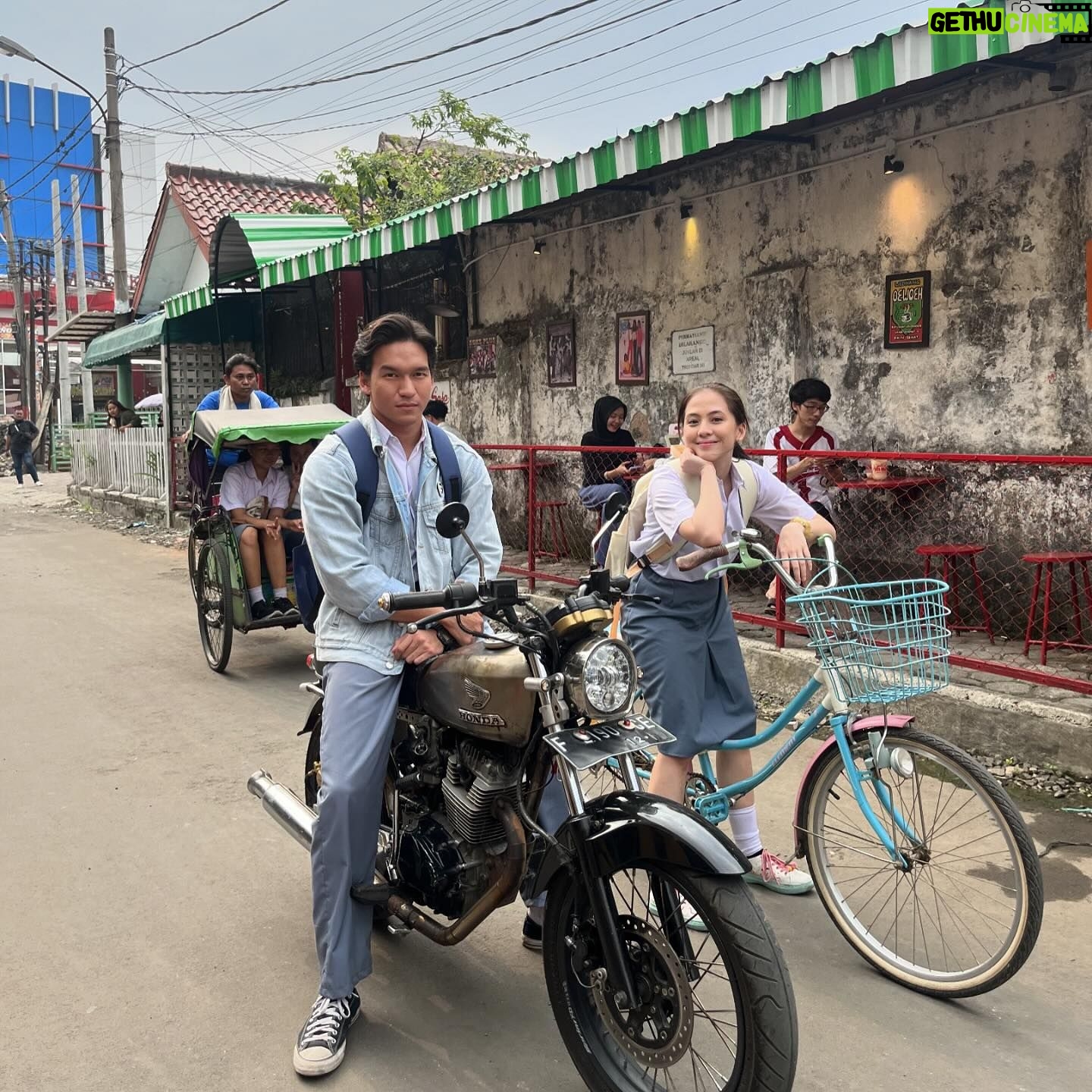 Adhisty Zara - 134.3K Likes - Udah liat kisahnya Nina, Aldo & Putri di eps 1 “Mak Comblang” dari series “POTRET: Just Wanna Say I Love U” di @visionplusid ? Gimana menurut kamyuuu?