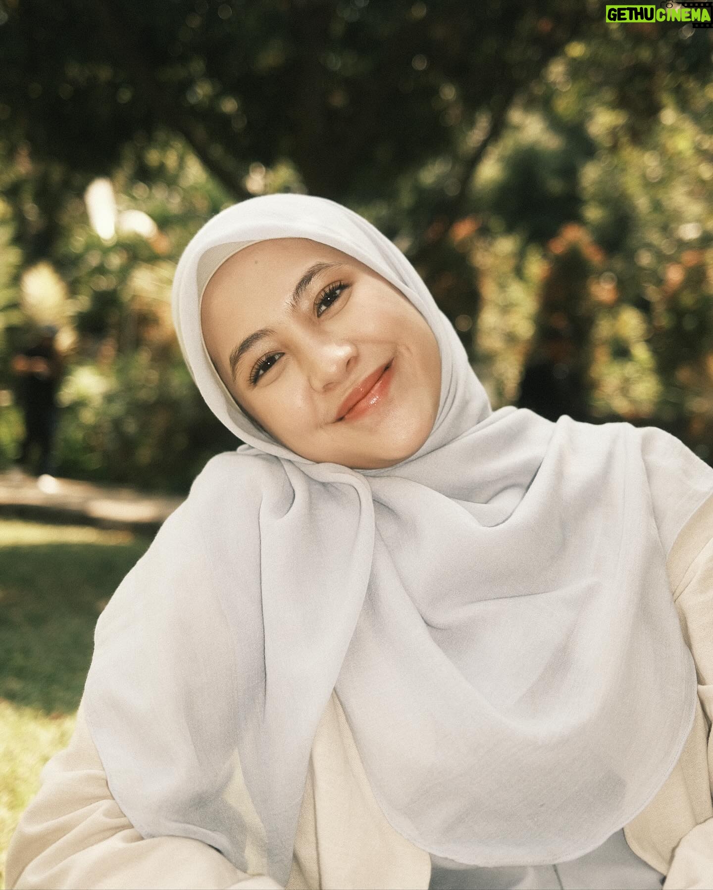 Adhisty Zara - 332.4K Likes - Zara tapi gak pake z alias “Ara” 😜
.
.
photo by @abunsungkar