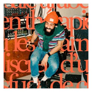 Adib Alkhalidey Instagram - Dernière heure. Nouvel album maintenant disponible sur toutes les plateformes.

Sale arabe en thérapie ou (Les charmes discrets d’un transfuge de classe) est une œuvre unique relatant l’histoire d’un sale arabe issu des quartiers défavorisés de la ville en quête de transcender sa condition sociale, économique et spirituelle. Propulsée par une ingénieuse exploration musicale donnant lieue à un écosystème rythmique et mélodique aussi foisonnant que la classe populaire d’où provient le dit sale arabe, cette oeuvre donne accès à quiconque aura l’audace d’y plonger à un écosystème psychique et social occulté par les masses et qui encore aujourd’hui fait simultanément la hantise et la convoitise des bourgeois et bureaucrates. Prêter l’oreille à cet opus permettra à votre corps de vibrer, à votre sang de circuler, à votre âme de manger, à votre coeur de briller, mais surtout à votre doigt d’honneur de se distinguer, fier, droit et brave, debout face aux diktats de l’indifférence qui cherchent à vous convaincre que notre histoire mérite d’être tue(ée).

Merci à Dominique Plante qui signe la réalisation et le mix en plus d’offrir d’époustouflantes prestations à la guitare et la basse. Créateur surdoué, travailleur dévoué, cet album est parsemé du génie créatif de cet homme. De tout cœur, merci Doum.

Merci à Mathieu Quenneville aux claviers et synthétiseurs ainsi qu’à Thomas Sauvé-Lafrance à la batterie et aux percussion qui ont si généreusement injecté leur virtuosité, leur talent et leur humanité sur la quasi-totalité de cette œuvre. Je vous suis éternellement reconnaissant.

Et que dire de Julien Fillion, Jonathan Arseaneau, Josiane Laberge, Olivia Khoury et Rémi Cormier : le véritable exploit de cet album c’est ce privilège d’avoir fait la rencontre de musiciens et musiciennes aussi doués. Vous avez fait mon bonheur, merci infiniment.

Merci à La Tribu. Quelle magnifique équipe. Une joie pure de créer avec vous.

Merci à vous qui prendrez le temps d’écouter le fruit de notre travail. Certains disent qu’il s’agit du pire cauchemar des bureaucrates. À vos risques et périls.

@villedepluie 📸
@raphael_graphium graphisme
@ponymtl merci pour la tuque!

Lien dans la bio