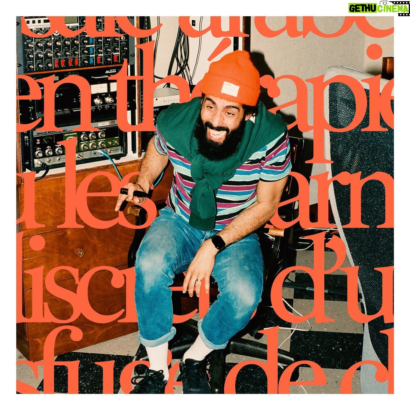 Adib Alkhalidey - 1K Likes - DerniĆØre heure. Nouvel album maintenant disponible sur toutes les plateformes.
Sale arabe en thĆ©rapie ou (Les charmes discrets dāun transfuge de classe) est une Åuvre unique relatant lāhistoire dāun sale arabe issu des quartiers dĆ©favorisĆ©s de la ville en quĆŖte de transcender sa condition sociale, Ć©conomique et spirituelle. PropulsĆ©e par une ingĆ©nieuse exploration musicale donnant lieue Ć un Ć©cosystĆØme rythmique et mĆ©lodique aussi foisonnant que la classe populaire dāoù provient le dit sale arabe, cette oeuvre donne accĆØs Ć quiconque aura lāaudace dāy plonger Ć un Ć©cosystĆØme psychique et social occultĆ© par les masses et qui encore aujourdāhui fait simultanĆ©ment la hantise et la convoitise des bourgeois et bureaucrates. PrĆŖter lāoreille Ć cet opus permettra Ć votre corps de vibrer, Ć votre sang de circuler, Ć votre Ć¢me de manger, Ć votre coeur de briller, mais surtout Ć votre doigt dāhonneur de se distinguer, fier, droit et brave, debout face aux diktats de lāindiffĆ©rence qui cherchent Ć vous convaincre que notre histoire mĆ©rite dāĆŖtre tue(Ć©e).
Merci Ć Dominique Plante qui signe la rĆ©alisation et le mix en plus dāoffrir dāĆ©poustouflantes prestations Ć la guitare et la basse. CrĆ©ateur surdouĆ©, travailleur dĆ©vouĆ©, cet album est parsemĆ© du gĆ©nie crĆ©atif de cet homme. De tout cÅur, merci Doum.
Merci Ć Mathieu Quenneville aux claviers et synthĆ©tiseurs ainsi quāĆ Thomas SauvĆ©-Lafrance Ć la batterie et aux percussion qui ont si gĆ©nĆ©reusement injectĆ© leur virtuositĆ©, leur talent et leur humanitĆ© sur la quasi-totalitĆ© de cette Åuvre. Je vous suis Ć©ternellement reconnaissant.
Et que dire de Julien Fillion, Jonathan Arseaneau, Josiane Laberge, Olivia Khoury et RĆ©mi Cormier : le vĆ©ritable exploit de cet album cāest ce privilĆØge dāavoir fait la rencontre de musiciens et musiciennes aussi douĆ©s. Vous avez fait mon bonheur, merci infiniment.
Merci à La Tribu. Quelle magnifique équipe. Une joie pure de créer avec vous.
Merci Ć vous qui prendrez le temps dāĆ©couter le fruit de notre travail. Certains disent quāil sāagit du pire cauchemar des bureaucrates. Ć vos risques et pĆ©rils.
@villedepluie šø
@raphael_graphium graphisme
@ponymtl merci pour la tuque!
Lien dans la bio