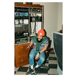Adib Alkhalidey Instagram - Nouvellement diplômé de la faculté de l’oubli, Adib Alkhalidey vous convie à son tout premier spectacle de chansons, et pour l’occasion, le lancement de son nouvel album : Sale Arabe En Thérapie (ou les charmes discrets d’un transfuge de classe).

Il s’agit d’un spectacle de musique, à la salle Claude-Léveillé de la @placedesarts les 29 et 30 septembre 2023.

P.S : sans blagues

Merci à l’indispensable @villedepluie 📸