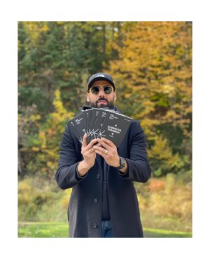 Adib Alkhalidey Instagram - Hier sortait en librairie le texte intégral de Québecois Tabarnak. Je dois tout d’abord remercier Kim Thuy qui non seulement signe la préface, mais sans qui je n’aurais jamais osé publier le texte. On s’est rencontré à Tout le monde en parle l’année dernière et après de magnifiques discussions que j’ai pu avoir avec elle et son entourage, j’ai jugé bon d’embrasser pleinement la recommendation de partager ce texte avec le monde.

Des centaines de gens au fil de la tournée m’ont demandé s’ils pouvaient avoir accès à la version écrite du spectacle. De nombreux étudiants universitaires m’ont écrit pour une copie papier qui leur serait utile pour leur travaux. Des spectateurs et spectatrices, comme Andy, qui revenaient voir le show, calepin et crayon à la main pour noter des bouts qu’ils voulaient relire. Bref, vous m’avez convaincu, maintenant il est à vous en magasin et sur internet.

Halima Malek, Paul Breton, merci infiniment d’avoir retranscrit le spectacle tout en y apportant vos recommendations afin d’adapter le texte à une lecture papier pluie fluide et agréable. Sans vous, je n’aurai tout simplement pas été capable de le faire.

Et finalement, merci à Marike, Marie-Ève et toute l’équipe chez @leseditionsstanke : travailler avec vous fut un bonheur, du début à la fin. Si jamais j’écris un roman un jour, qui sait, ce serait un bonheur de travailler avec vous de nouveau 😌