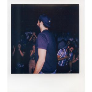 Adib Alkhalidey Instagram - Il ne reste que deux représentations montréalaises de Québécois Tabarnak et elles auront lieu à la salle Wilfrid-Pelletier de la Place des Arts. 

Ce spectacle m’a permis d’entamer une exploration à la fois éprouvante et magnifique sur le sentiment d’être étranger… Je n’ avais jamais réellement posé de mots sur cette expérience, du moins de manière consciente et volontaire. Et puis je découvre sur scène que je ne suis pas seul à naviguer les eaux troubles de ce sentiment. Et puis je découvre dans la salle que l’on partage des maux, par delà les apparences. Et puis je le sens lorsque je l’entends, que le rire contribue à la guérison. Et finalement, à force de Faire, apparaît l’idée qu’il existe peut-être un sens à l’étrange métier d’artiste… Au minimum, le miracle de se réunir et rire ensemble de tout ce qui pourrait nous faire pleurer.

Merci @villedepluie pour ce magnifique souvenir 📸