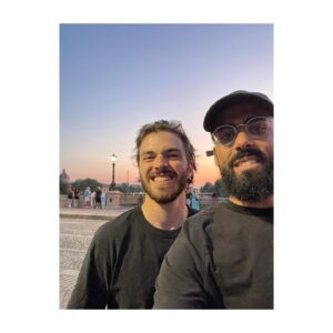 Adib Alkhalidey Instagram - Aujourd’hui sortait en France sur @canalplus la mini-série Enterrement de vie de garçon que j’ai eu la chance de co-écrire et co-réaliser. Je suis chanceux de travailler avec des artistes aussi drôles et God-damn-good. J’ai rarement autant ri et appris. Vraiment une expérience magnifique.
J’ai fait quelques appels pour essayer de voir comment on pourrait rendre la série accessible au Québec, mais… Ça va être un bon vieux VPN les amis !