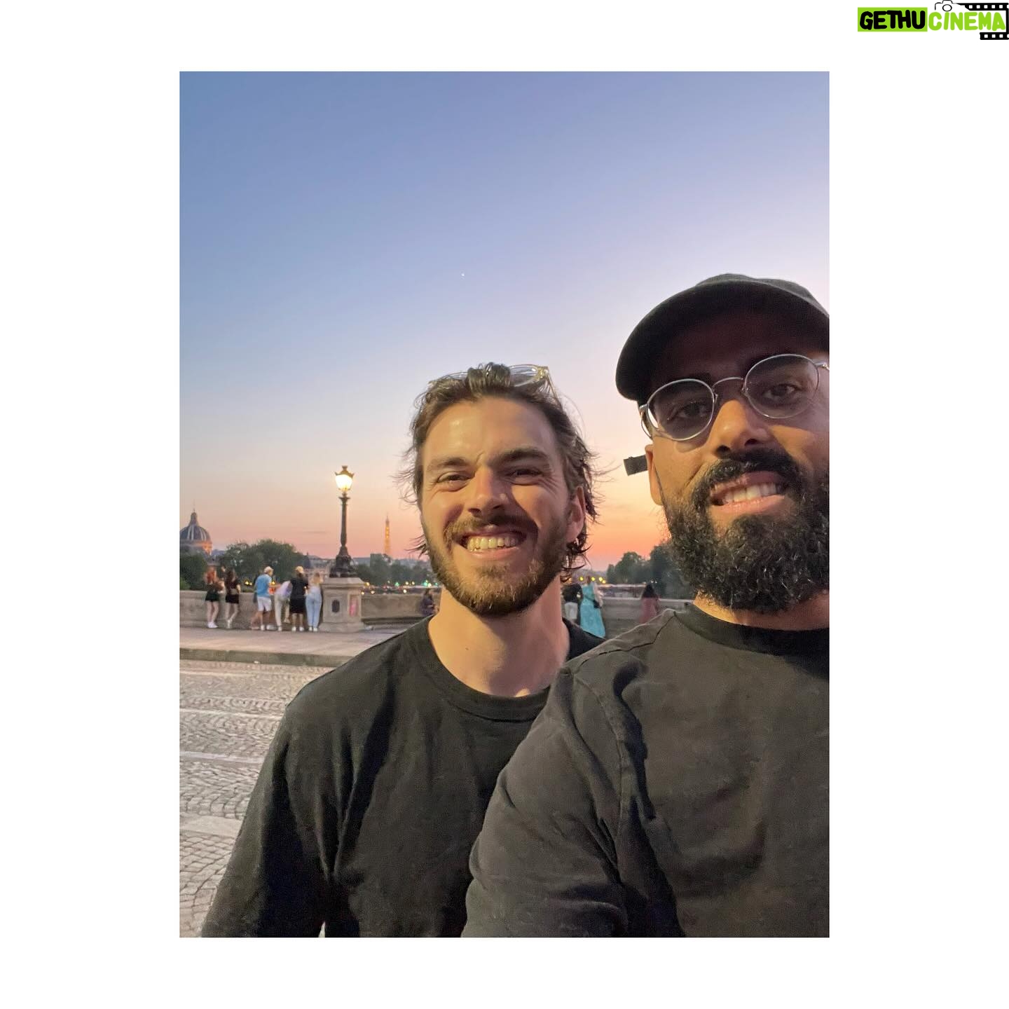Adib Alkhalidey - 2K Likes - Aujourd’hui sortait en France sur @canalplus la mini-série Enterrement de vie de garçon que j’ai eu la chance de co-écrire et co-réaliser. Je suis chanceux de travailler avec des artistes aussi drôles et God-damn-good. J’ai rarement autant ri et appris. Vraiment une expérience magnifique.
J’ai fait quelques appels pour essayer de voir comment on pourrait rendre la série accessible au Québec, mais… Ça va être un bon vieux VPN les amis !