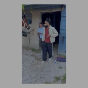 Adib Alkhalidey Instagram - Aujourd’hui sortait en France sur @canalplus la mini-série Enterrement de vie de garçon que j’ai eu la chance de co-écrire et co-réaliser. Je suis chanceux de travailler avec des artistes aussi drôles et God-damn-good. J’ai rarement autant ri et appris. Vraiment une expérience magnifique.
J’ai fait quelques appels pour essayer de voir comment on pourrait rendre la série accessible au Québec, mais… Ça va être un bon vieux VPN les amis !