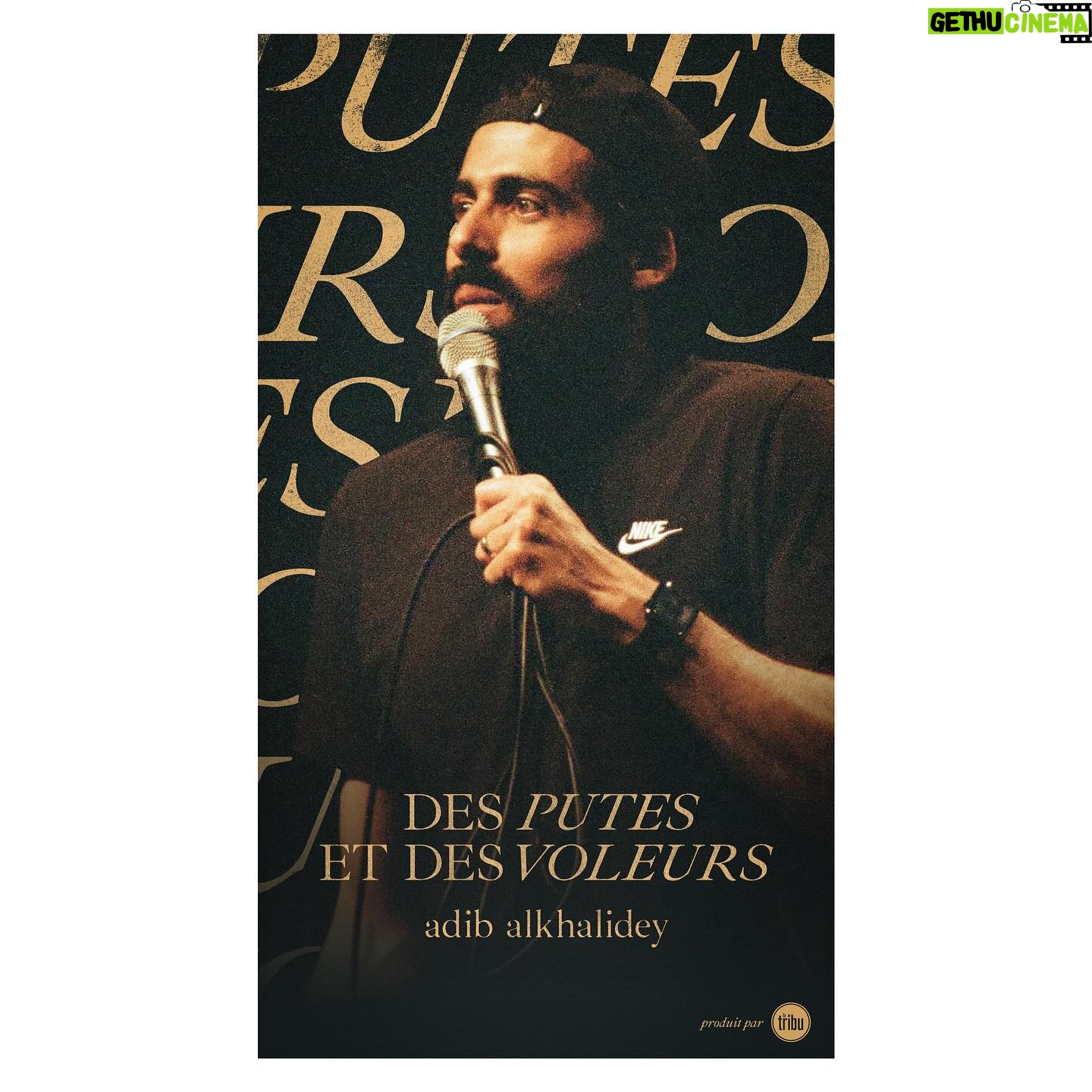 Adib Alkhalidey - 1.2K Likes - Il n'y aura que trente représentations de mon nouveau spectacle "Des putes et des voleurs". Cela signifie que si vous faites le choix judicieux d'offrir une paire de billets à un être cher pour les fêtes, non seulement vous ferez des heureux, mais vous aurez également l'opportunité de souligner l'élément de rareté associé à cette paire de billets.
Vous pourriez même envisager l'hypothèse qu'avec le nombre restreint et fini de billets, il s'agit d'un cadeau anti-inflationniste qui ne peut qu'accroître en valeur.
Vous pourriez aussi lāoffrir et tout simplement dire « paraĆ®t que cāest bon en esti.Ā Ā».
Billets au adibalkhalidey.com qui vous lāaurez devinez se retrouve aussi dans la bio.
@villedepluie // @raphael_graphium šøš¤