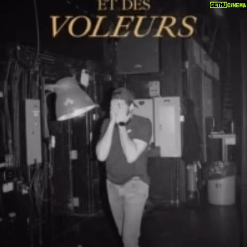 Adib Alkhalidey - 1.6K Likes - Je partage avec vous ce que je considĆØre ĆŖtre la meilleure critique de ma carriĆØre. La rĆØgle dāor avec les critiques, quāelles soient bonnes ou mauvaises, est de les prendre avec du recul. Pour la mĆŖme Åuvre, 100 personnes peuvent avoir 100 expĆ©riences totalement diffĆ©rentes. Au final, le seul juge est le temps.
Mais, je partage cette critique pour plusieurs raisons. Dāabord, parce que Nathalie Petrowski māavait complĆØtement descendu pour un autre projet quāelle avait dĆ©testĆ©, il y a quelques annĆ©es. Je ne māattendais donc pas du tout Ć ce quāelle exprime des mots aussi Ć©logieux pour mon nouveau spectacle. Jāavais la conviction que mon style ne lui plaisait pas. Non seulement jāavais tort, mais je dois aussi admettre que, pour quelquāun qui a vĆ©cu une grande partie de sa vie avec un vide identitaire, certaines de ses paroles māont mis la larme Ć lāÅil. Il faut Ć©couter la critique pour comprendre.
Il ne reste que 10 dates Ć la tournĆ©e. Si vous cherchez Ć tirer la plug comme on dit en bon quĆ©bĆ©cois, ce nāest pas le bon spectacle pour vous. En ce qui me concerne, cāest un spectacle qui allume tous mes breakers. Cāest un show qui me force Ć sortir de ma zone de confort. Et jāen suis lĆ dans ma vie : lāinconfort māĆ©nergise.
Merci Ć toutes, tous, pour les bons mots que vous māenvoyez.
Vous avez pas idƩe comme Ƨa me touche.
Un merci tout spécial à Pénélope.