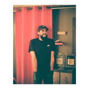 Adib Alkhalidey Instagram - Salut la gang. Considérant tout l'enthousiasme exprimé à l'égard de mon spectacle "Québécois Tabarnak", mon équipe et moi avons décidé de clôturer mon été avec un show à la mothafucking Place des Arts le 16 juillet prochain. C'est grâce à vous qu'on va vivre ça, j'vous dis un gros merci. Aussi, gens de Québec : on débarque au Grand Théâtre le 9 juillet. Je compte sur vous pour partager la nouvelle et j'ai très hâte de vous voir.

Lien dans la biographie 📖
A la photographie: @villedepluie