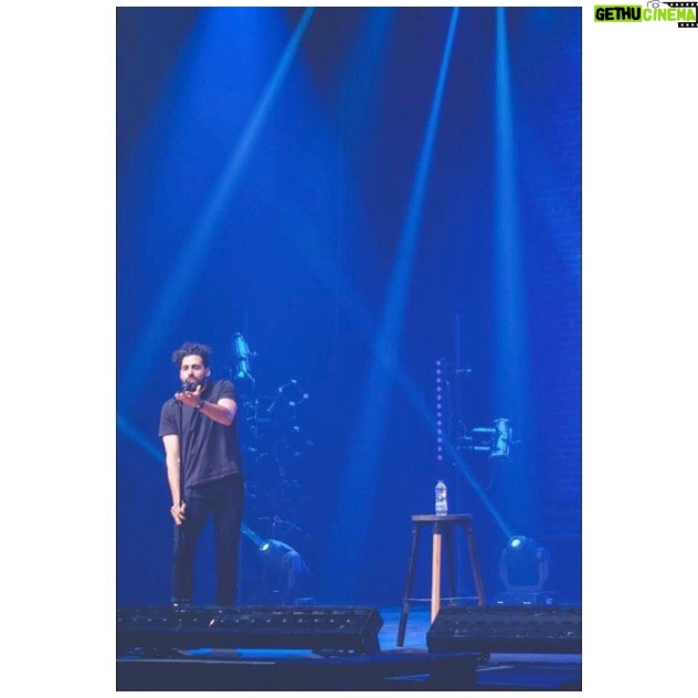 Adib Alkhalidey - 0.9K Likes - Je tāai dit que je captais un show Netflix le 25 juillet. Ben jāai besoin de bien roder le matĆ©riel pour ĆŖtre certain de pas faire honte Ć ma mĆØre. Rodage les 17 et 18 juillet Ć 19h et 21h au théâtre Sainte-Catherine et le lien est dans ma bio. Ah, et parce que la vie est belle, je serai accompagnĆ© de mon bff @jasonbrokerss crĆ©dit : @bastiensurlaroute